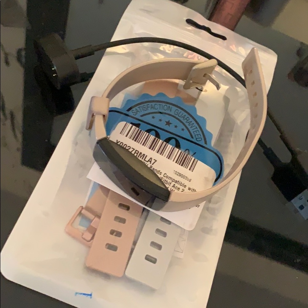 FitBit barely used With 3 bands & charger